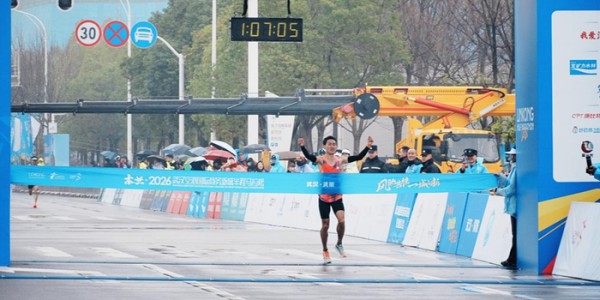 开云体育-武汉一姐熊娟，主场再夺一冠！|马拉松|半程马拉松|空港|赛事|赛道_新浪体育_新浪新闻